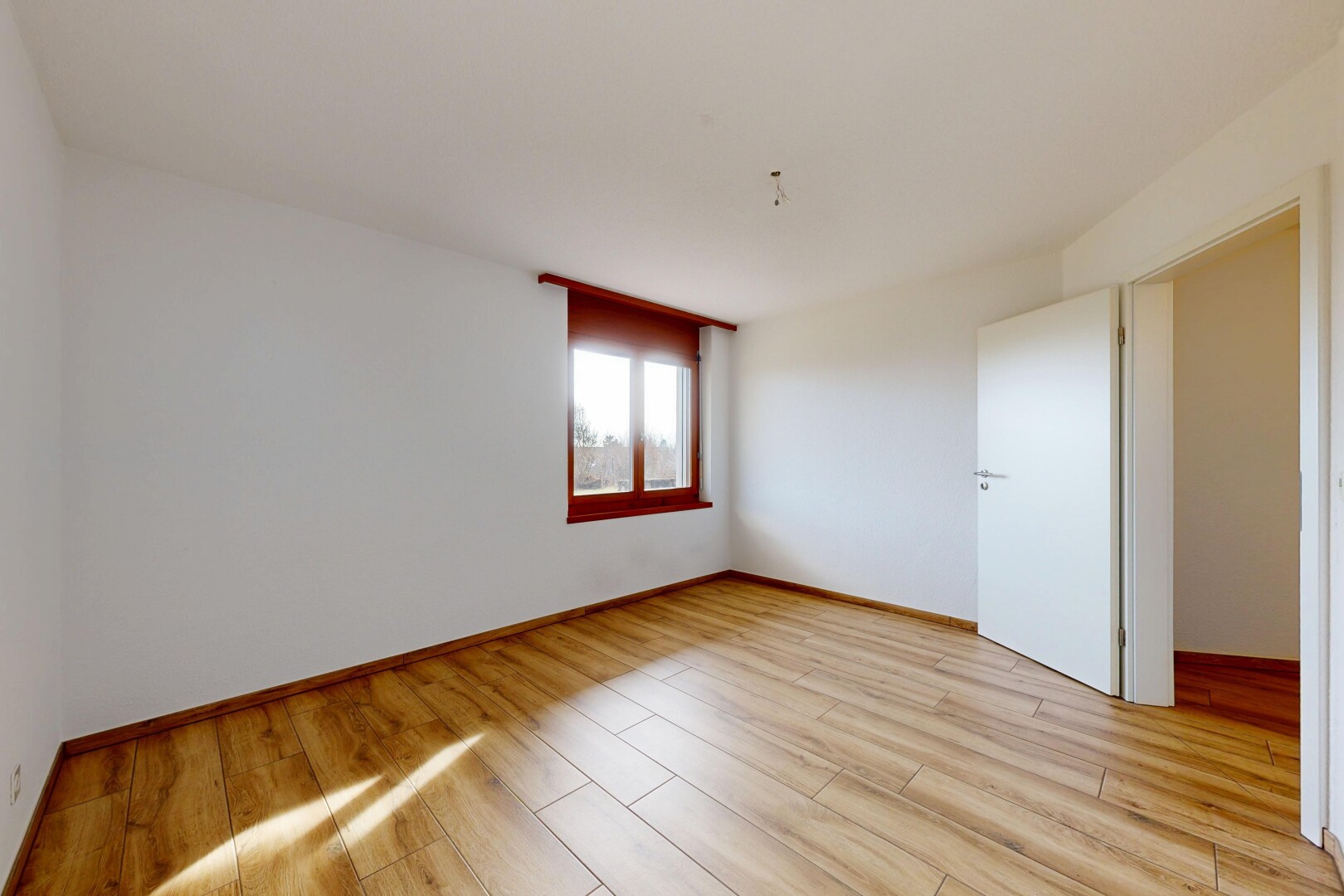pièce vide avec sol en finition bois, wood finish floor, inside property, cloison sèche, et drywall