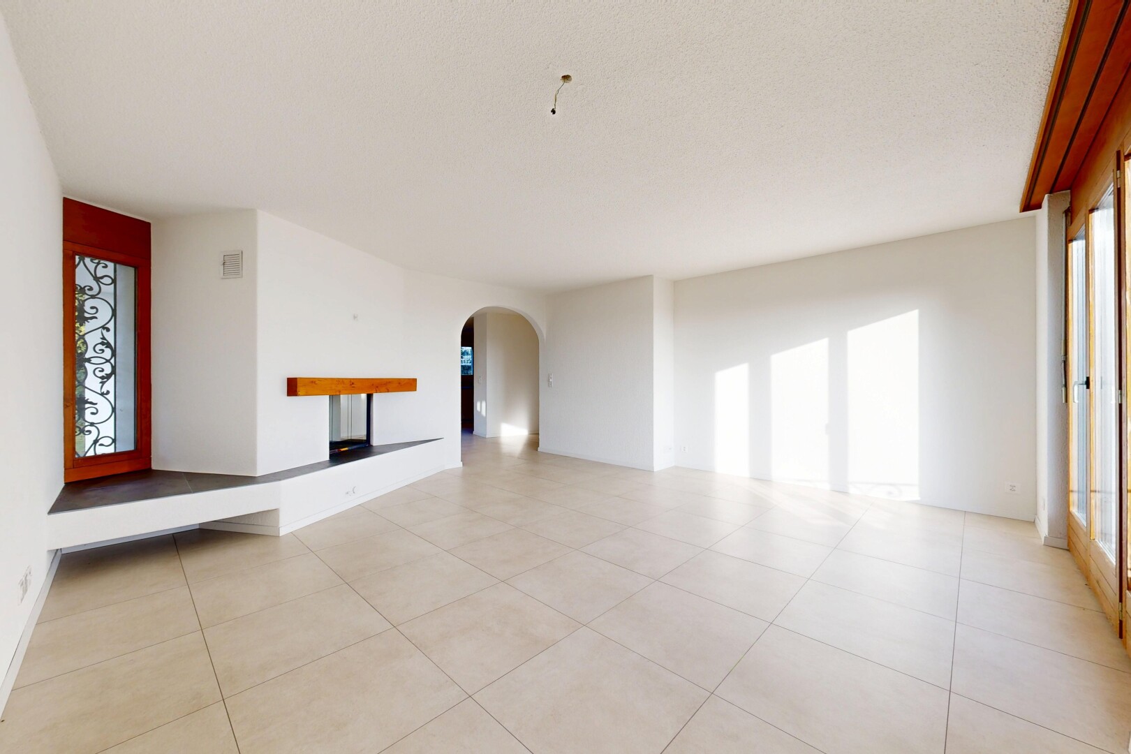 pièce vide avec lumière naturelle, natural light, passages en arc, cloison sèche, et drywall