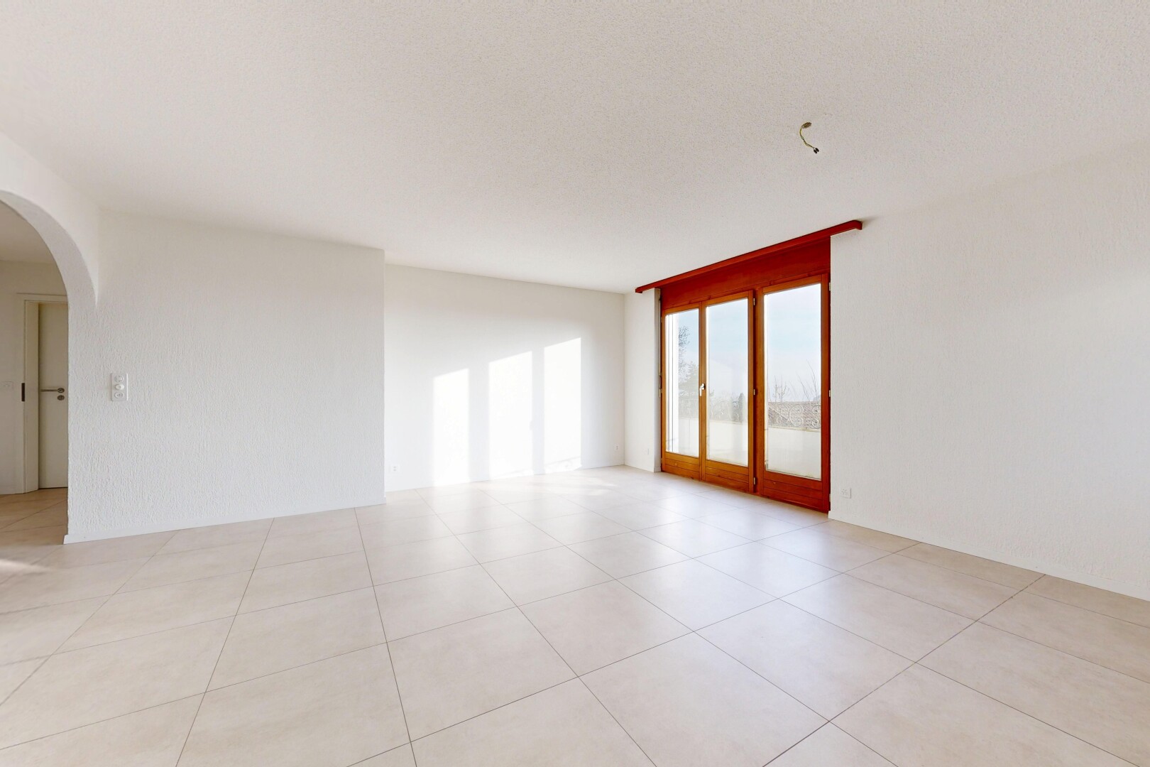 pièce vide avec lumière naturelle, natural light, passages en arc, inside property, et cloison sèche