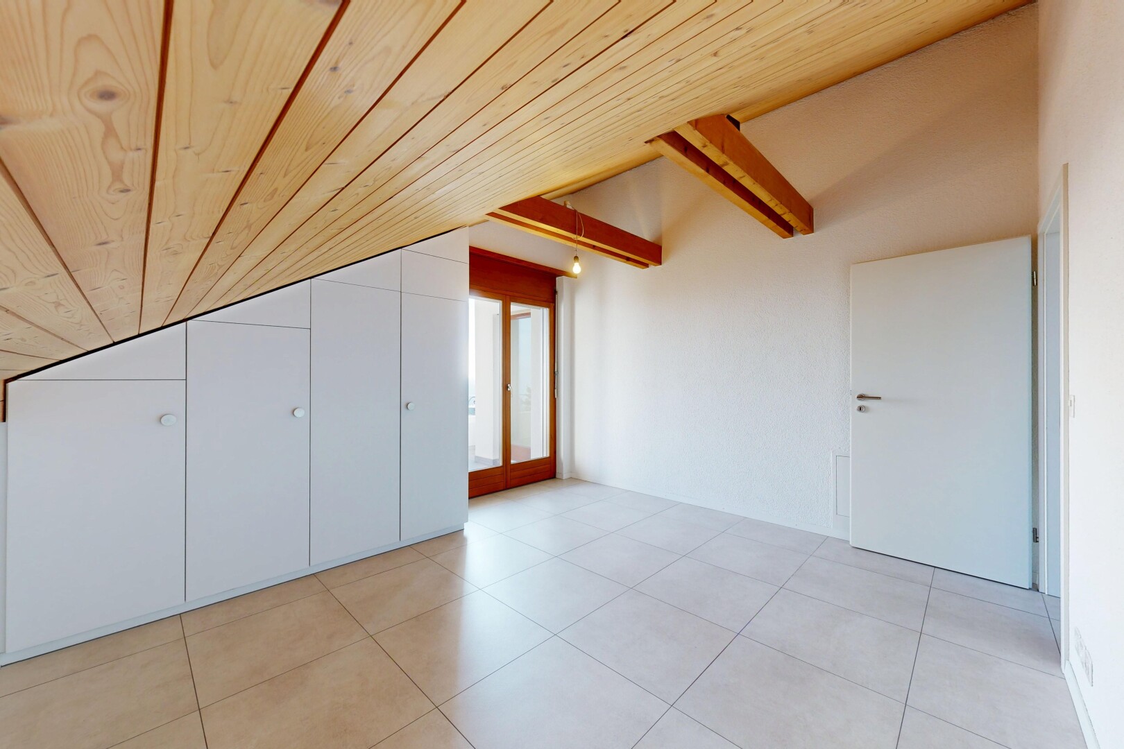 pièce vide avec plafond voûté, vaulted ceiling, inside property, light floor, et cloison sèche