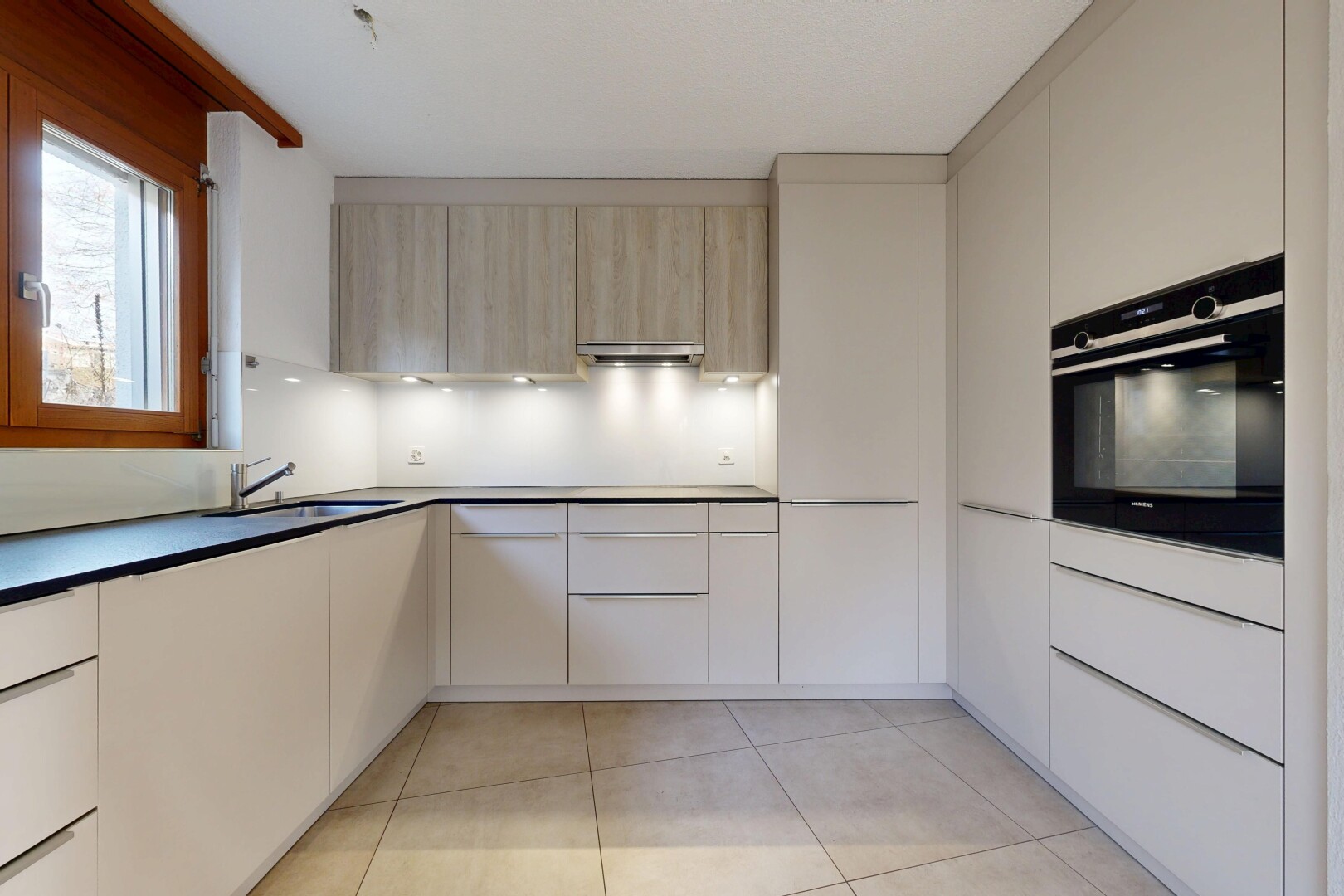 cuisine avec four, flat panel cabinets, armoires à panneau plat, light floor, et inside property