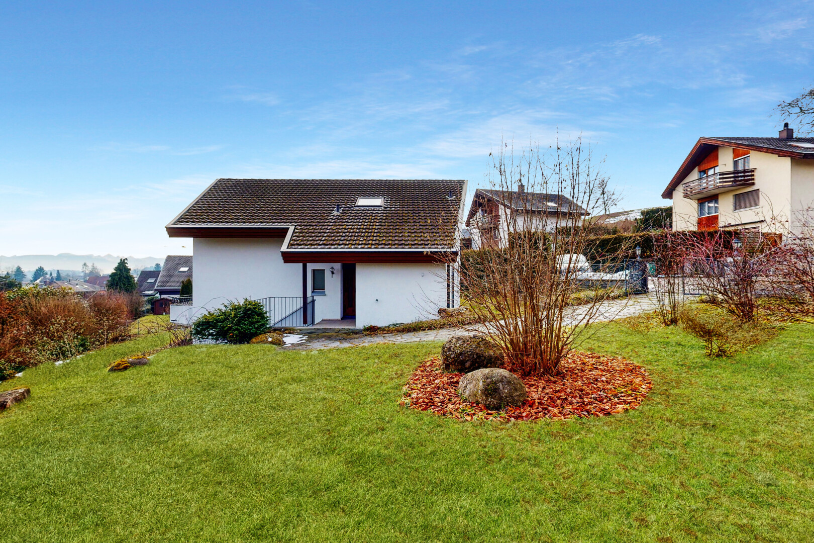 façade avec pelouse, property visible, day time, et bardage en stuc