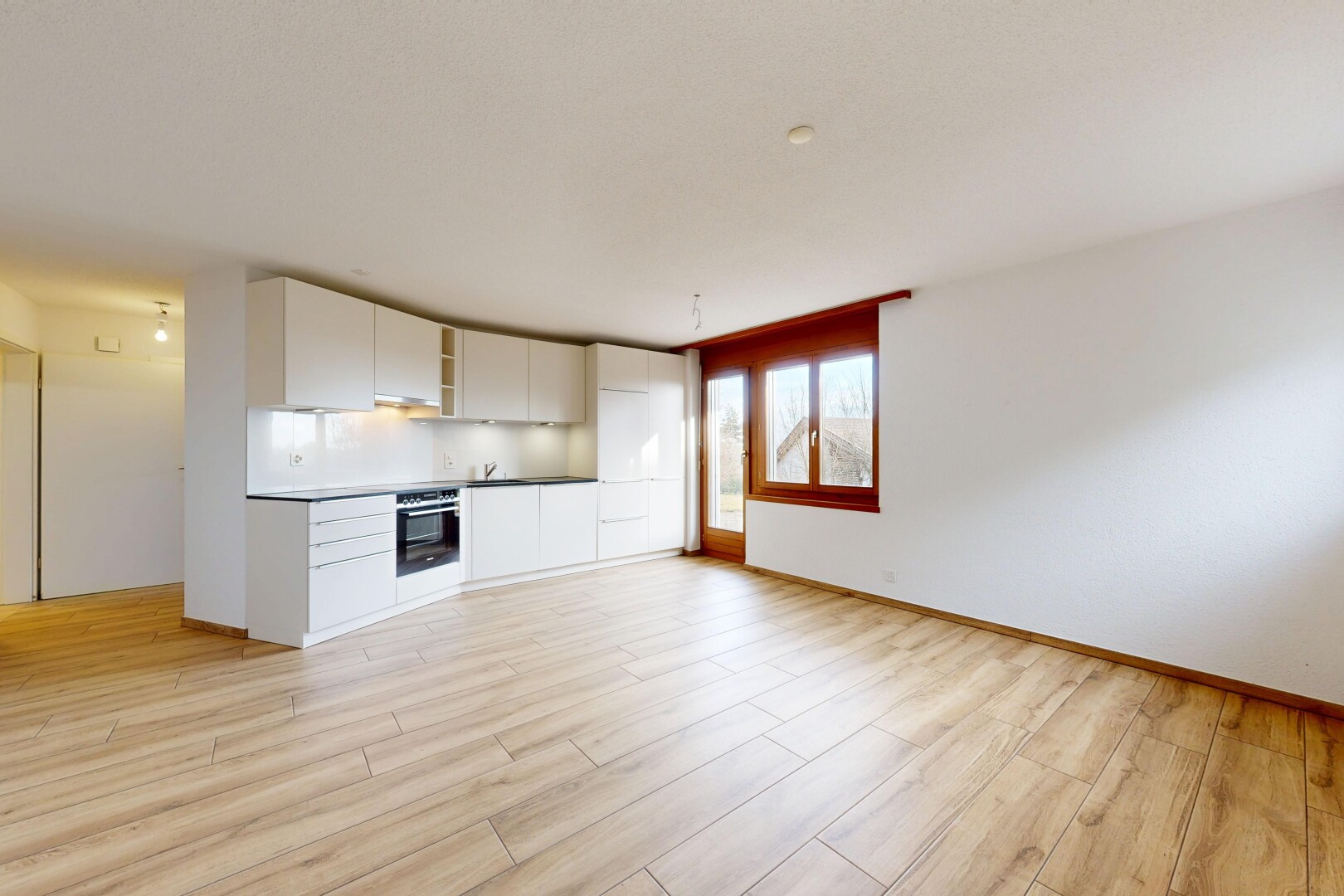 cuisine avec white cabinets, armoires blanches, light floor, lumière naturelle, et natural light