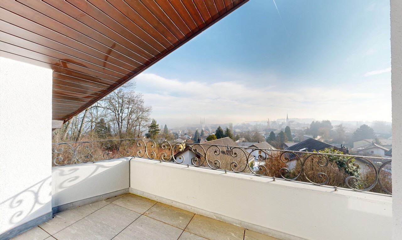 balcon avec from property et day time