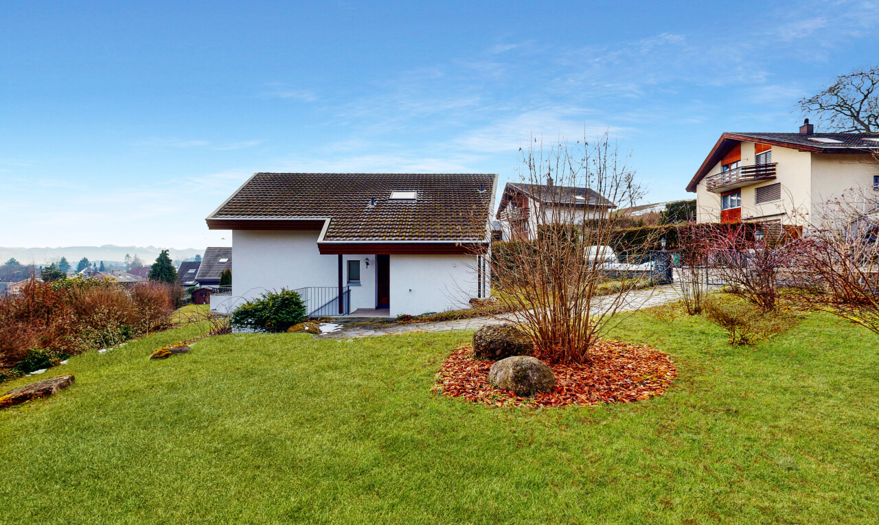 façade avec pelouse, property visible, day time, et bardage en stuc