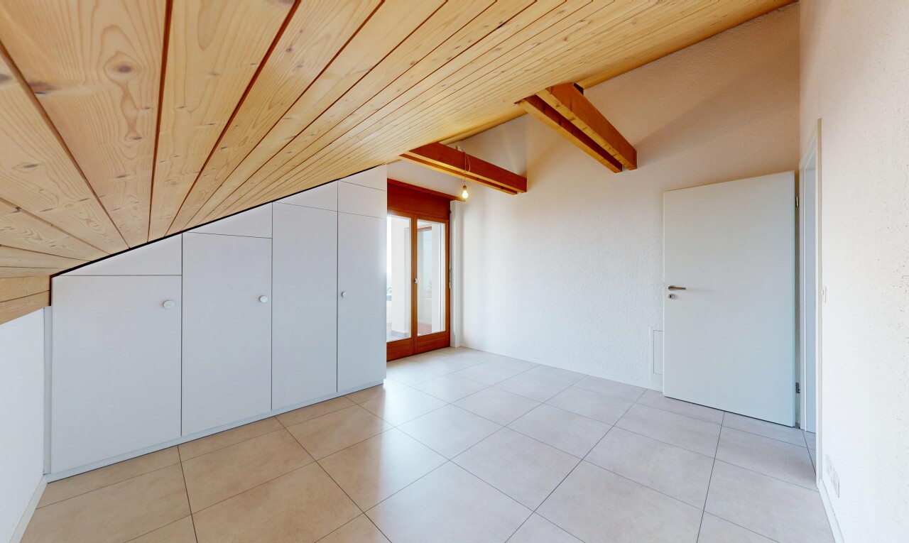 pièce vide avec plafond voûté, vaulted ceiling, inside property, light floor, et cloison sèche