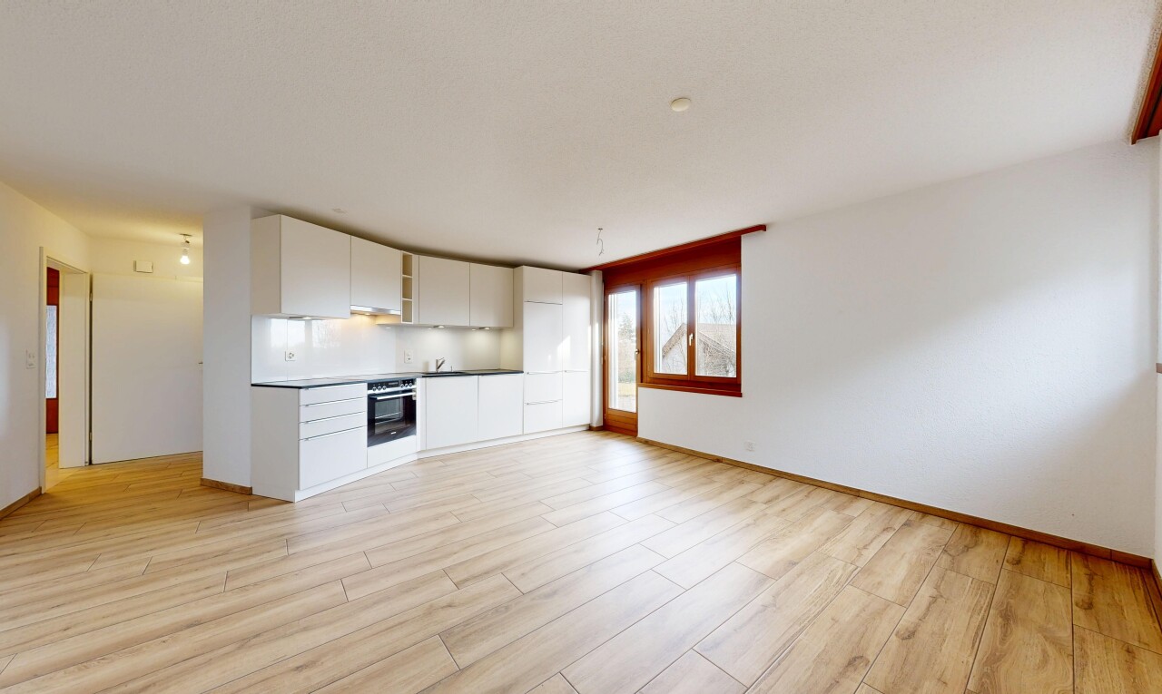 cuisine avec white cabinets, armoires blanches, light floor, lumière naturelle, et natural light