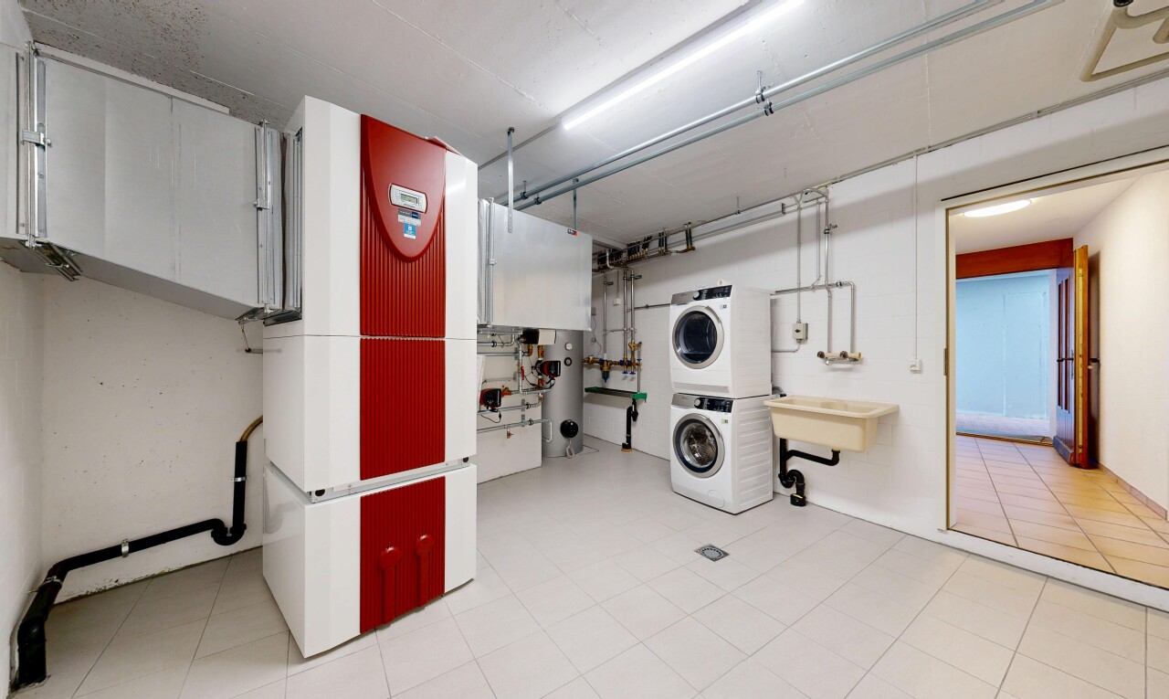 buanderie avec lave-linge et sèche-linge superposés, inside property, cloison sèche, drywall, et light floor