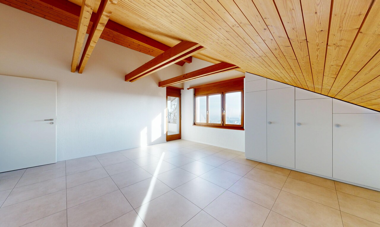 pièce vide avec plafond voûté, vaulted ceiling, light floor, inside property, et lumière naturelle