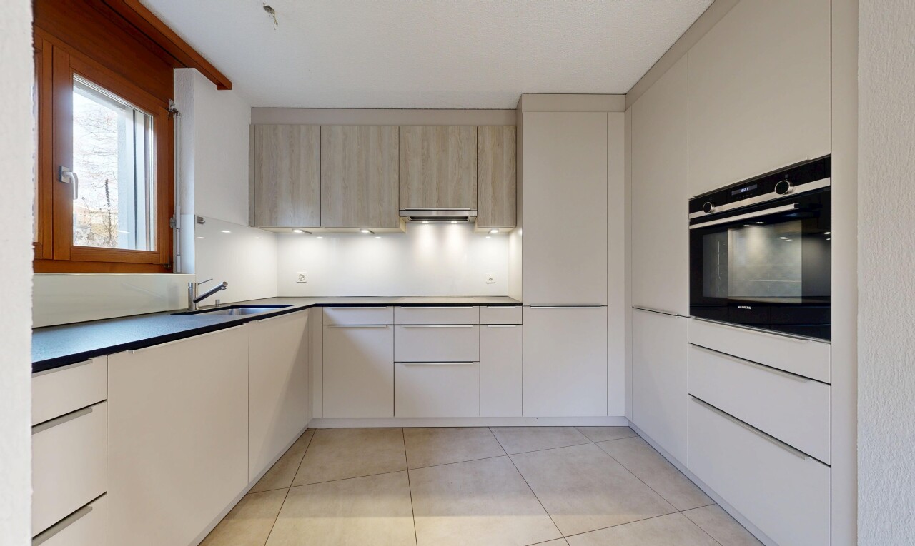 cuisine avec four, flat panel cabinets, armoires à panneau plat, light floor, et inside property