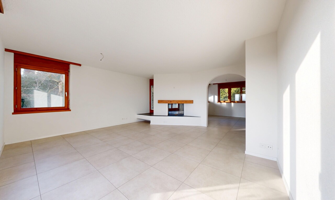 salon avec inside property, passages en arc, cloison sèche, drywall, et lumière naturelle