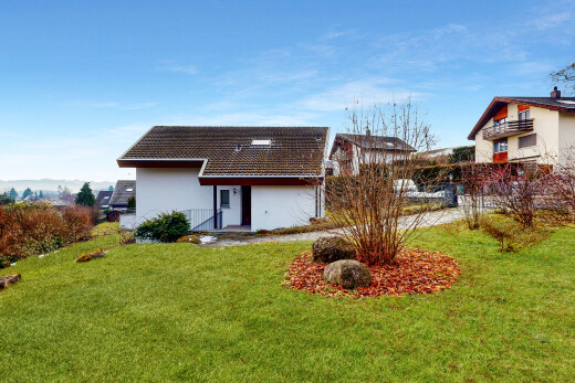 façade avec pelouse, property visible, day time, et bardage en stuc