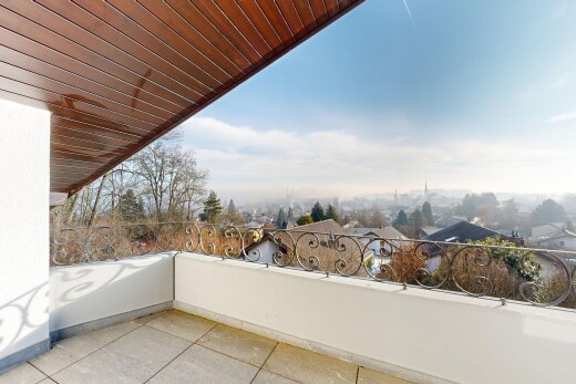 balcon avec from property et day time