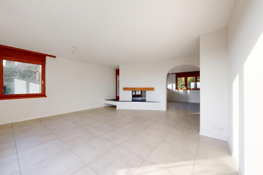 salon avec inside property, passages en arc, cloison sèche, drywall, et lumière naturelle