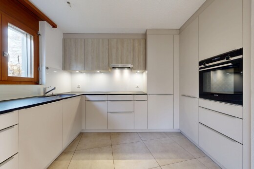 cuisine avec four, flat panel cabinets, armoires à panneau plat, light floor, et inside property