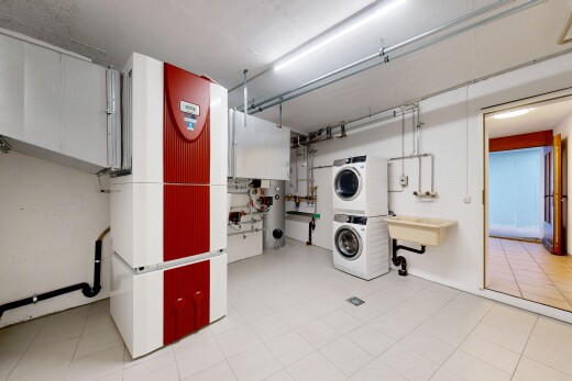 buanderie avec lave-linge et sèche-linge superposés, inside property, cloison sèche, drywall, et light floor