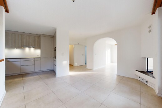 pièce vide avec light floor, passages en arc, cloison sèche, drywall, et sol en carrelage