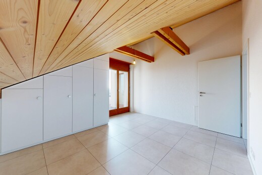 pièce vide avec plafond voûté, vaulted ceiling, inside property, light floor, et cloison sèche