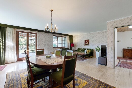 wohn- / esszimmer mit natürliches licht, natural light, inside property, bemerkenswerter kronleuchter, und kronenstuck