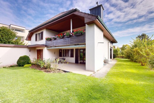 außenansicht mit stuckverkleidung, rasen, day time, property visible, und terrasse