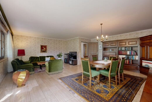 wohn- / esszimmer mit inside property, bemerkenswerter kronleuchter, tapetenwand, wallpaper wall, und fernseher