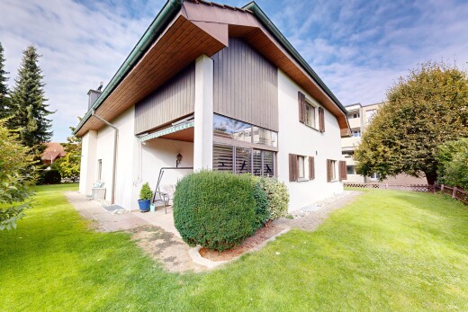 außenansicht mit rasen, vertikale verkleidung, balkon, property visible, und day time