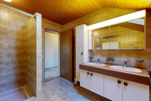 bad mit spiegel, komplettes badezimmer, inside property, dusche, und wood ceiling