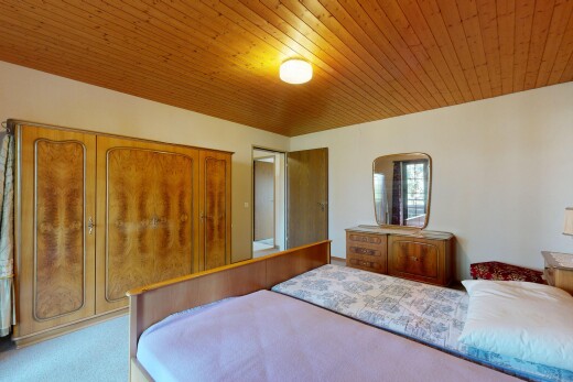 zimmer / schlafzimmer mit gipskartonwand, drywall, inside property, teppich, und carpet