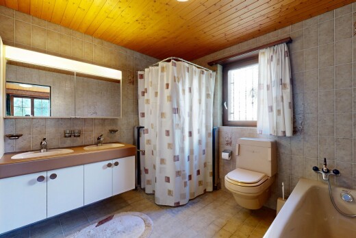 bad mit fliesenwand, tile wall, komplettes badezimmer, inside property, und spiegel
