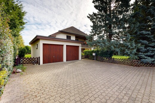außenansicht mit zaun, auffahrt, außenansicht, property visible, und garage angeschlossen
