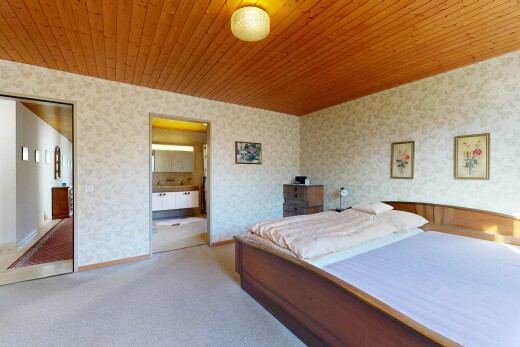 zimmer / schlafzimmer mit inside property, holzdecke, wood ceiling, teppich, und carpet