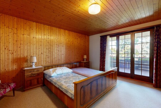 zimmer / schlafzimmer mit holzwand, wood wall, natürliches licht, natural light, und teppich