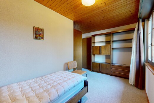 zimmer / schlafzimmer mit teppich, carpet, inside property, kleiderschrank, und holzdecke