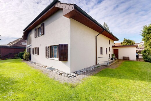 außenansicht mit rasen, stuckverkleidung, property visible, und zaun