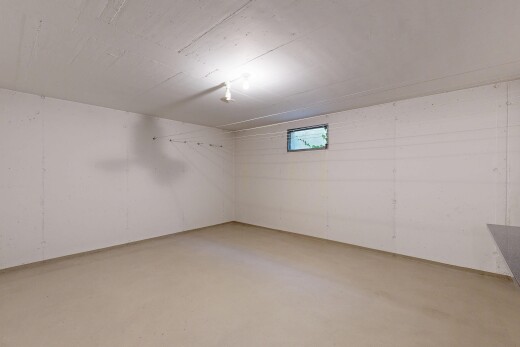 leerer raum mit keller, betonboden, concrete floor, inside property, und natürliches licht