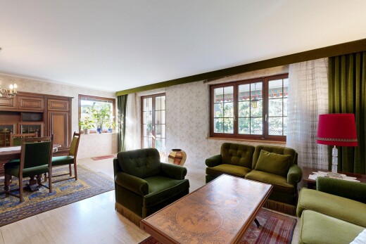 wohn- / esszimmer mit inside property, tapetenwand, wallpaper wall, natürliches licht, und natural light