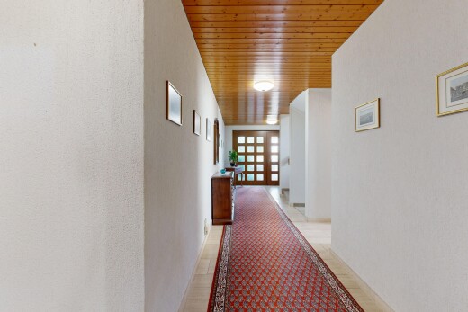 halle / korridor mit inside property, holzdecke, wood ceiling, holzfußboden, und wood finish floor