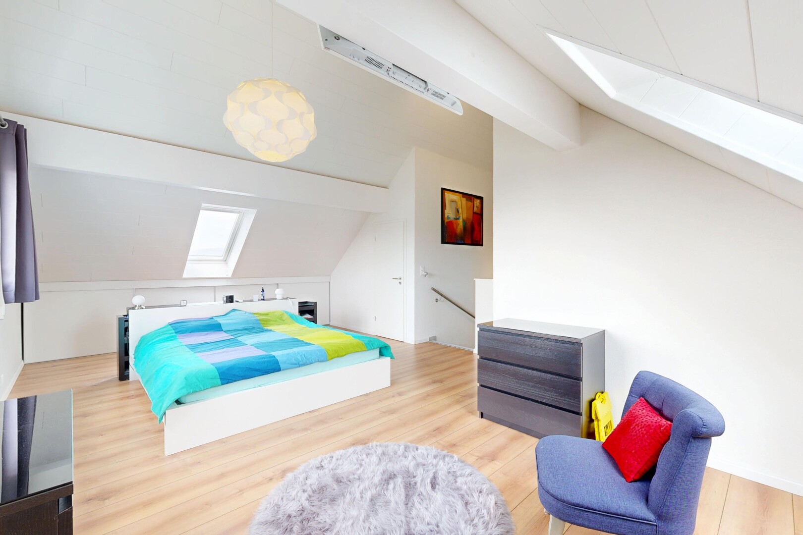 chambre avec puits de lumière, sol en finition bois, wood finish floor, plafond voûté, et vaulted ceiling