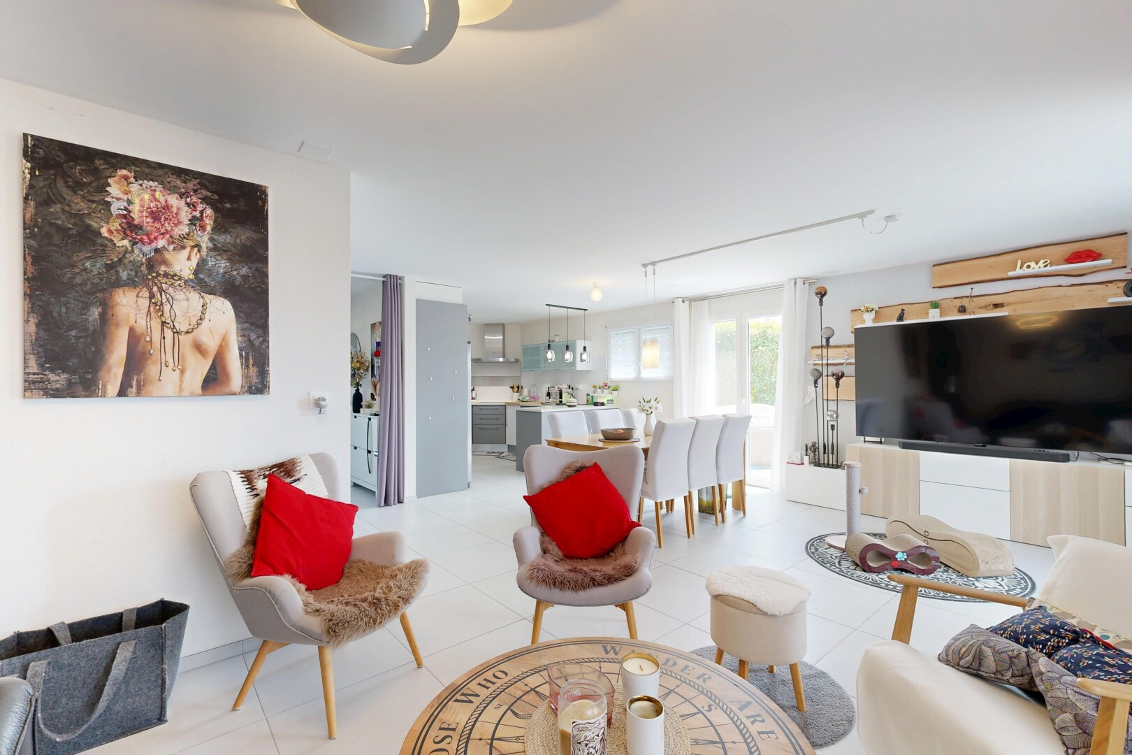 salon / salle à manger avec télévision, cloison sèche, drywall, et light floor