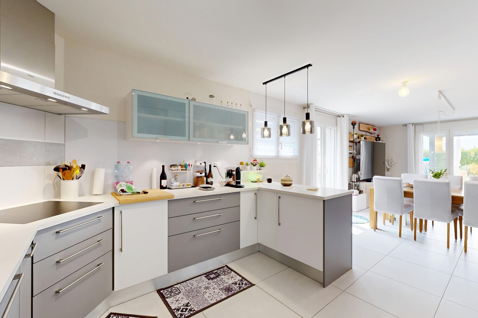 cuisine avec hotte, péninsule de cuisine, kitchen peninsula, plans de travail, et light countertops