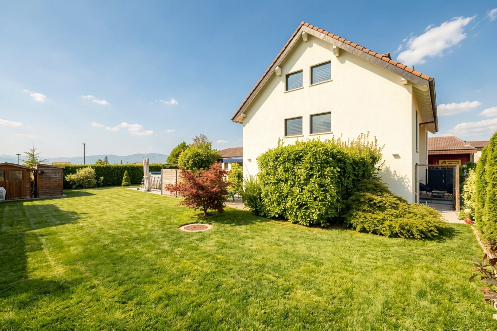 façade avec pelouse, from property, toit en tuiles, day time, et bardage en stuc