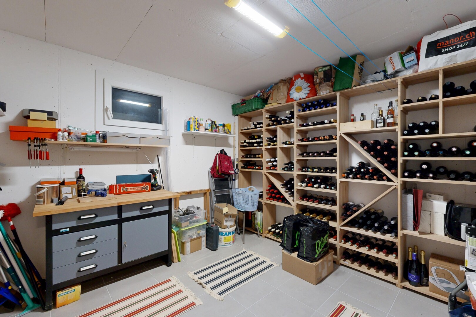 cave avec tile floor, sol en carrelage, drywall, et cloison sèche