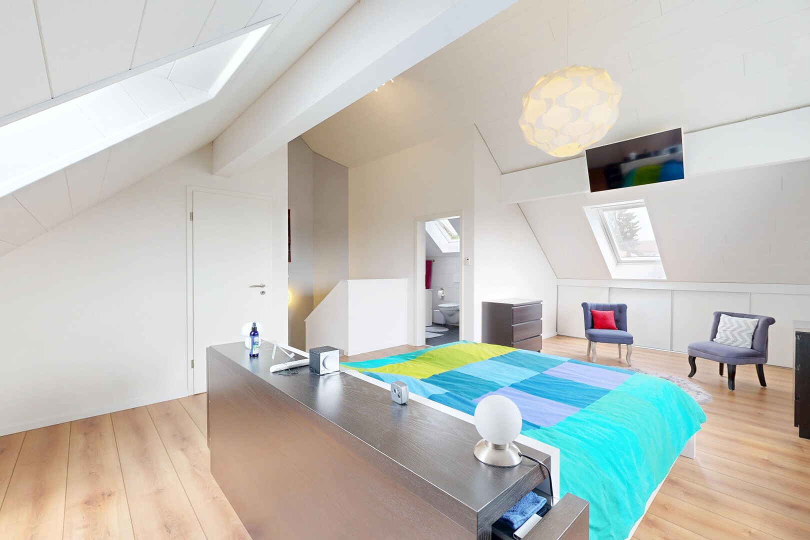chambre avec puits de lumière, vaulted ceiling, plafond voûté, wood finish floor, et sol en finition bois