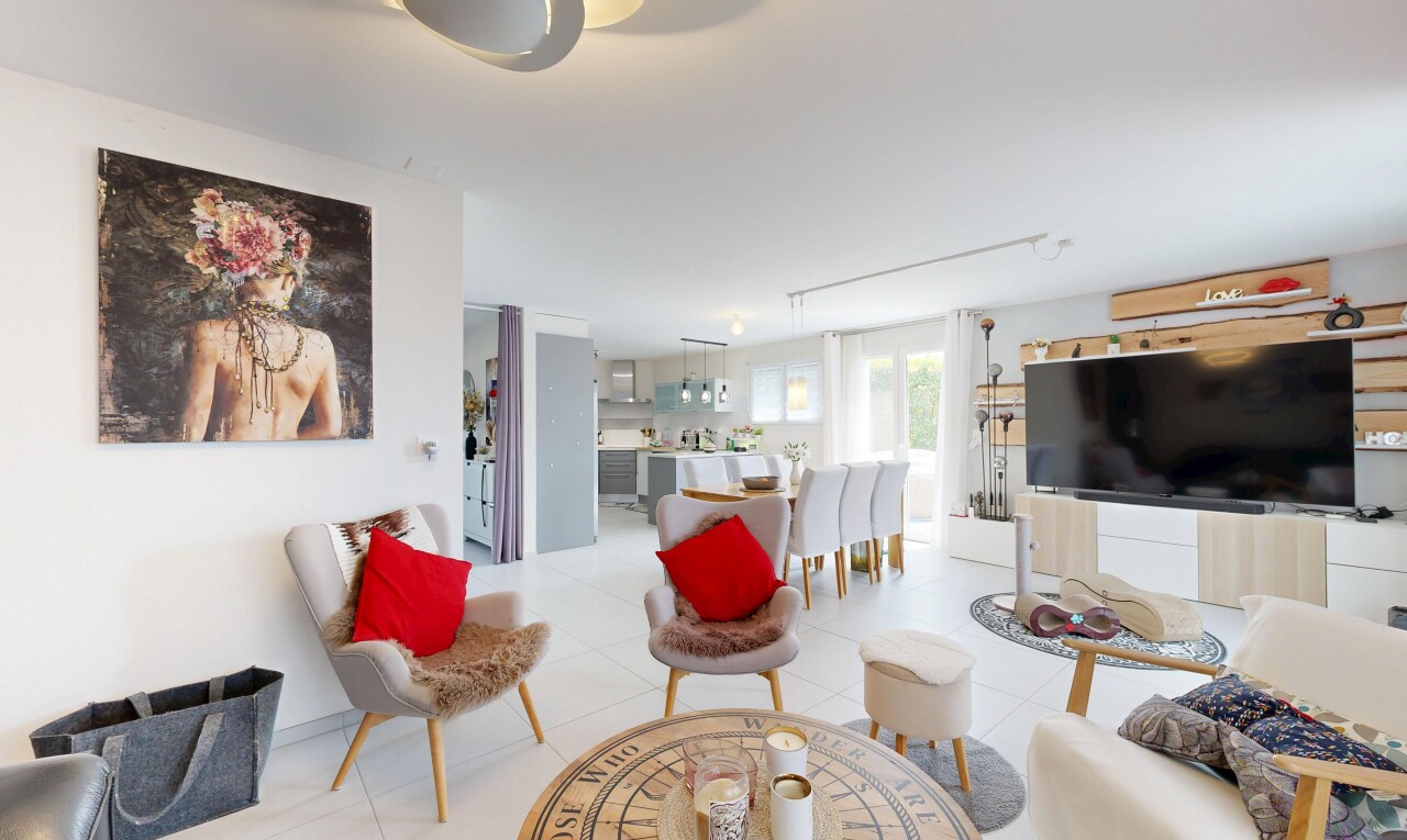 salon / salle à manger avec télévision, cloison sèche, drywall, et light floor