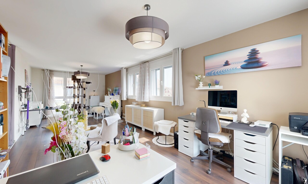 salon / salle à manger avec éclairage suspendu, wood finish floor, sol en finition bois, lumière naturelle, et télévision
