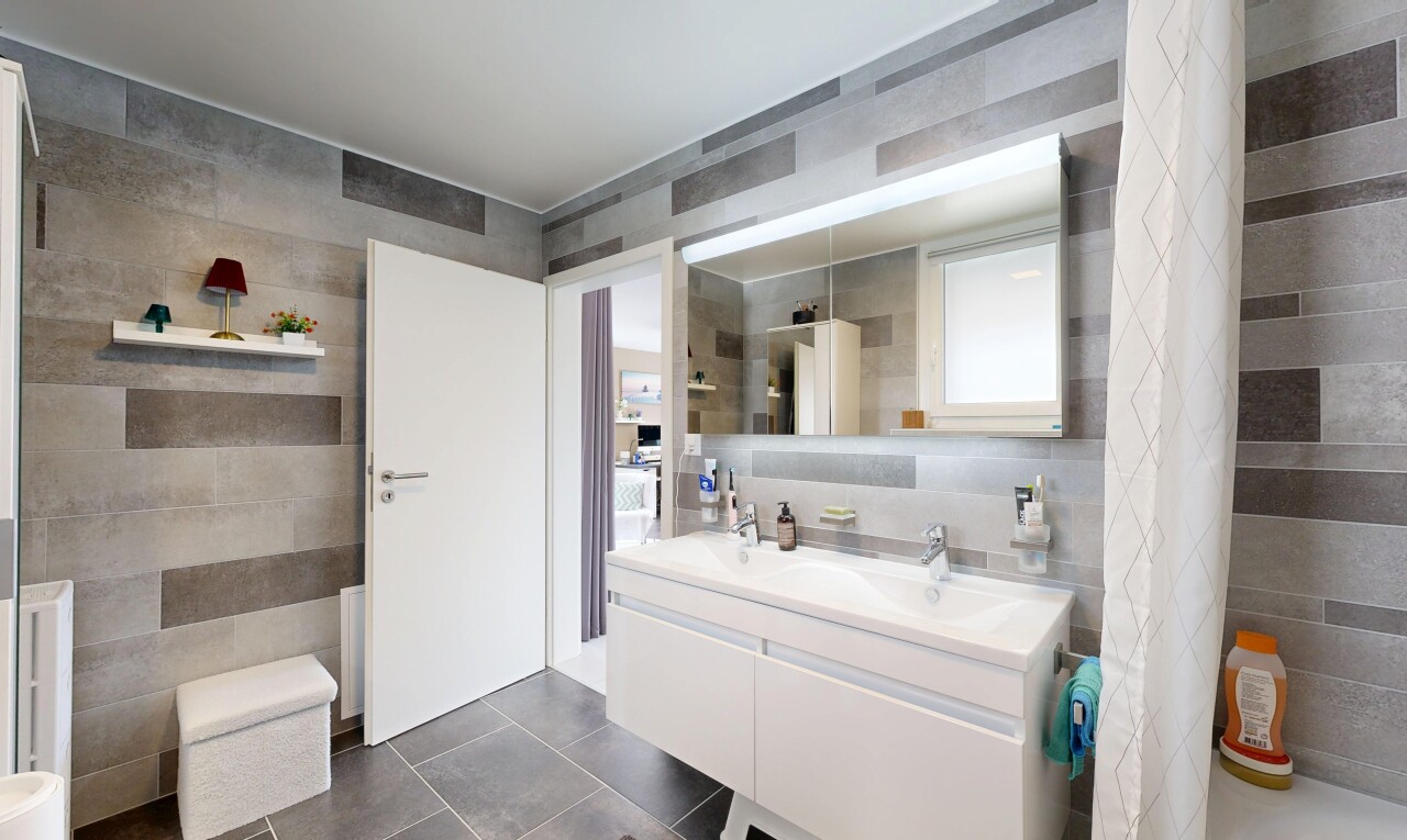 salle de bains avec tile wall, mur en carrelage, lavabo (ou coiffeuse selon le contexte), salle de bain complète, et évier