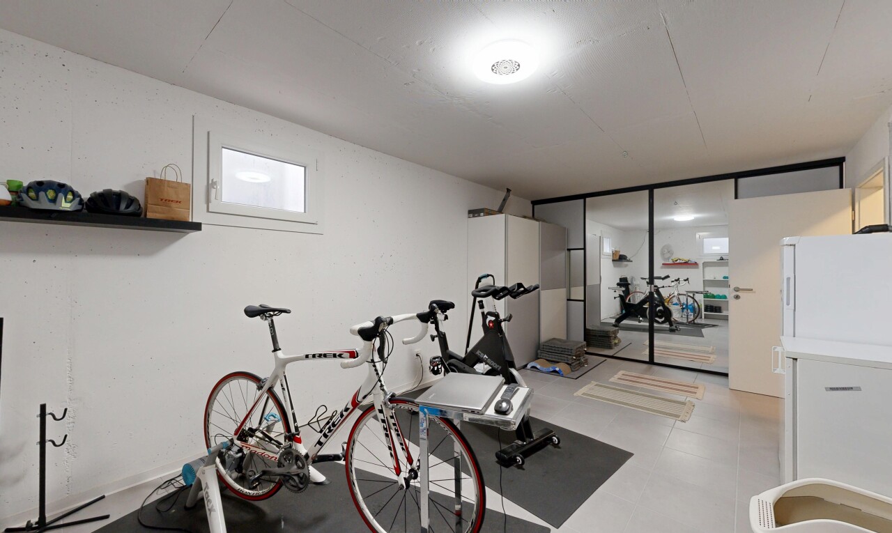 gym avec inside property, cloison sèche, drywall, lumière naturelle, et sous-sol