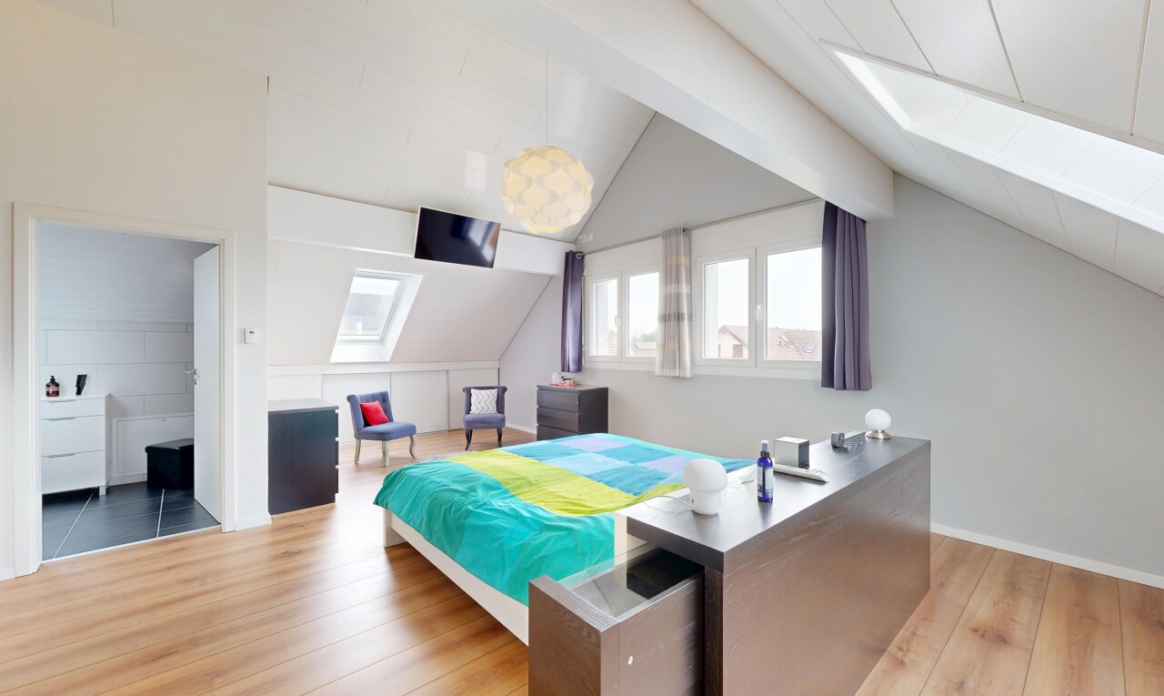 chambre avec lumière naturelle, plafond voûté, vaulted ceiling, sol en finition bois, et wood finish floor