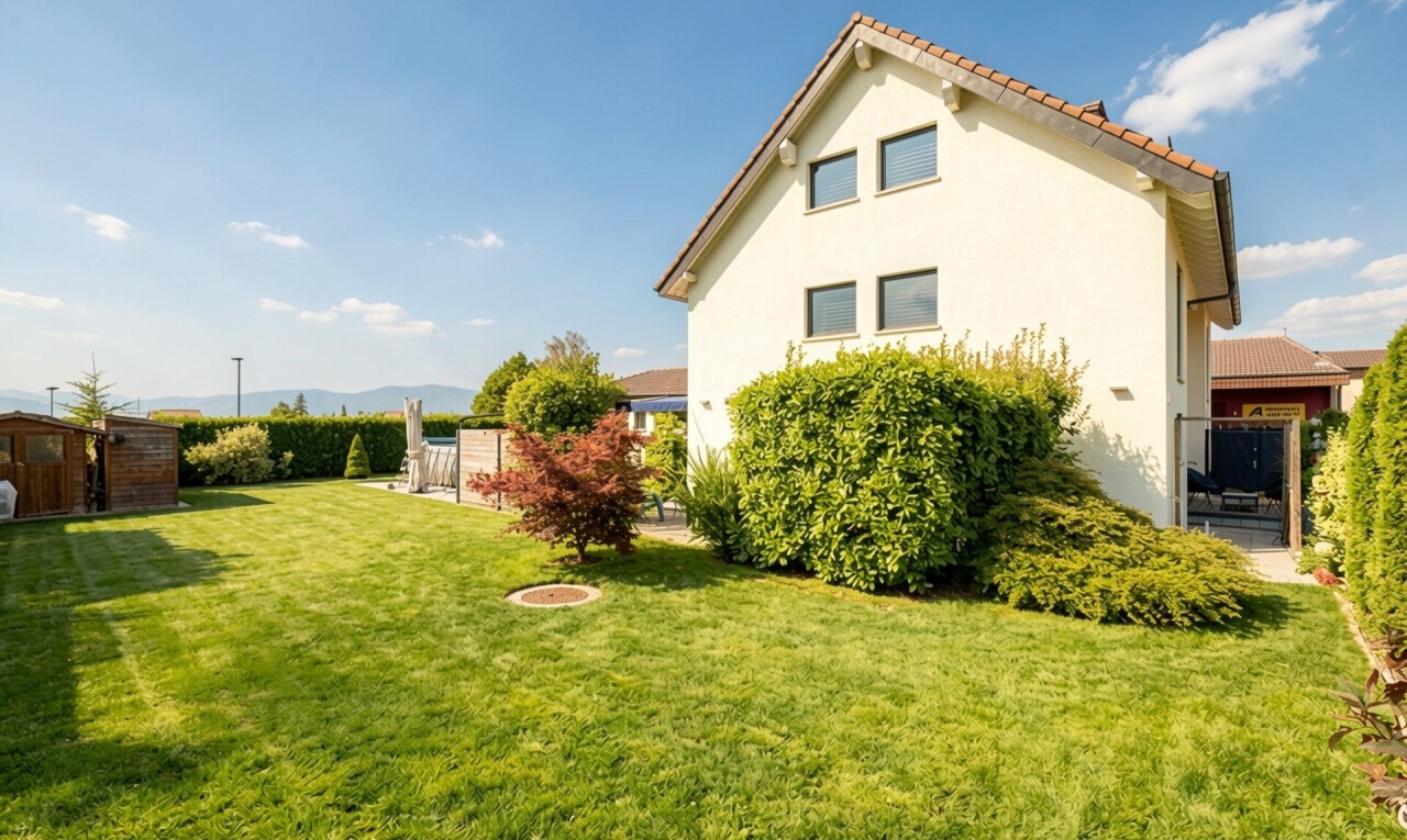 façade avec pelouse, from property, toit en tuiles, day time, et bardage en stuc