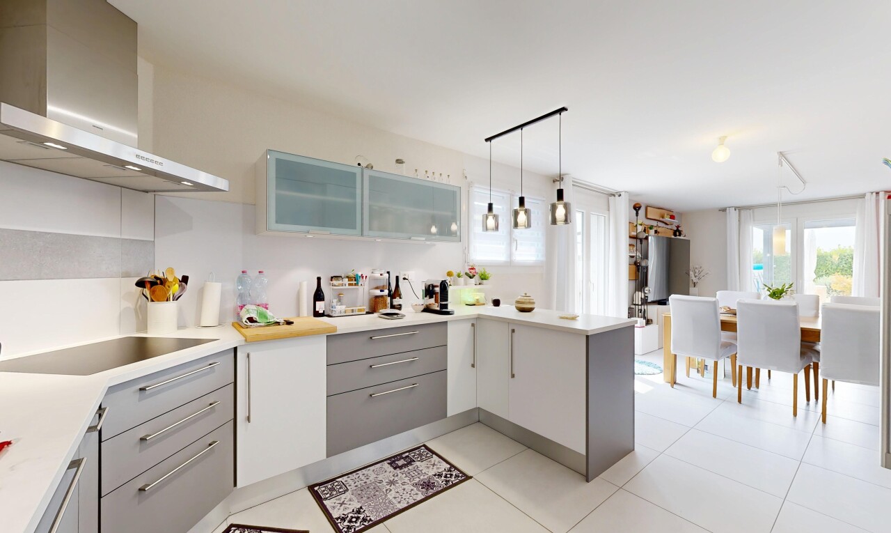 cuisine avec hotte, péninsule de cuisine, kitchen peninsula, plans de travail, et light countertops